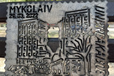 У Миколаєві роблять сувеніри з уламків російської техніки
