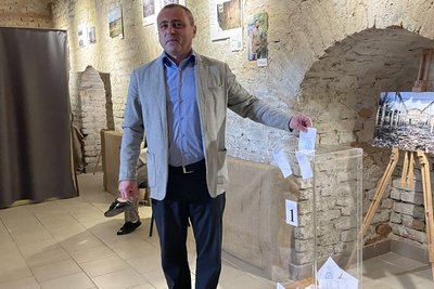 Едуард Балашов кидає свій бюлетень в скриньку