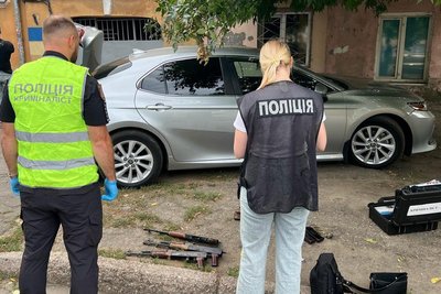 Чотири автомати за понад 8 тисяч доларів: в Одесі затримали підозрюваного у продажі зброї Чотири автомати за понад 8 тисяч доларів: в Одесі затримали підозрюваного у продажі зброї