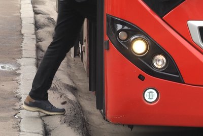 "Напливи" на дорогах у Житомирі: водії та пішоходи скаржаться — як реагують комунальники "Напливи" на дорогах у Житомирі: водії та пішоходи скаржаться — як реагують комунальники
