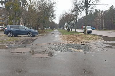 Яма на проспекті у Житомирі — місцеві жителі скаржаться на незручності, комунальники обіцяють залатати Яма на проспекті у Житомирі — місцеві жителі скаржаться на незручності, комунальники обіцяють залатати