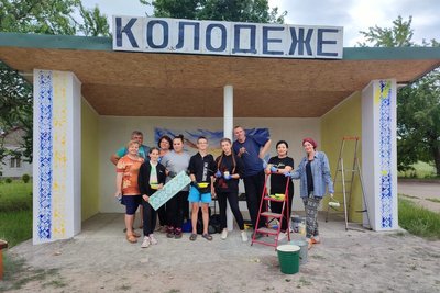 В селі на Волині художник з Донеччини розмалював зупинку В селі на Волині художник з Донеччини розмалював зупинку