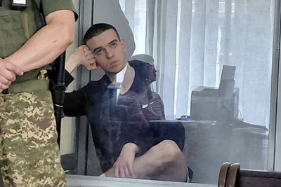 Зінченко переглядає відео з камер у залі суду Зінченко переглядає відео з камер у залі суду