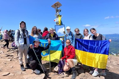 Випускний на Говерлі: учням з Житомирщини свідоцтва вручали на вершині найвищої гори України Випускний на Говерлі: учням з Житомирщини свідоцтва вручали на вершині найвищої гори України