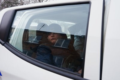 Гліб Русанов дивиться на будинок, з якого їде через посилення ударів РФ по Старосалтівській громаді, 28 січня 2026 року Гліб Русанов дивиться на будинок, з якого їде через посилення ударів РФ по Старосалтівській громаді, 28 січня 2026 року
