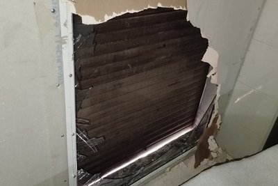 Пошкоджене вікно у магазині