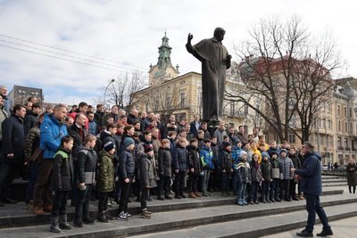 Виступ хорової капели "Дударик" біля пам'ятника Шевченкові 9 березня 2022 року Виступ хорової капели "Дударик" біля пам'ятника Шевченкові 9 березня 2022 року