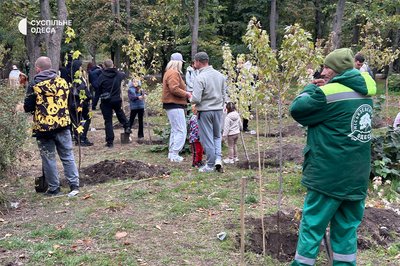 У пам'ять про рідних і на згадку для дітей: в Одесі родини висадили 50 кленів У пам'ять про рідних і на згадку для дітей: в Одесі родини висадили 50 кленів