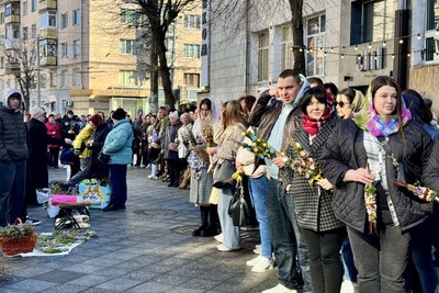 У Вербну неділю житомиряни прийшли до храмів освячувати гілочки верби