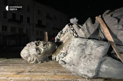 В Одесі демонтували пам’ятник Катерині ІІ В Одесі демонтували пам’ятник Катерині ІІ