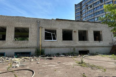 У середмісті Житомира горів розбомблений військами РФ ліцей У середмісті Житомира горів розбомблений військами РФ ліцей