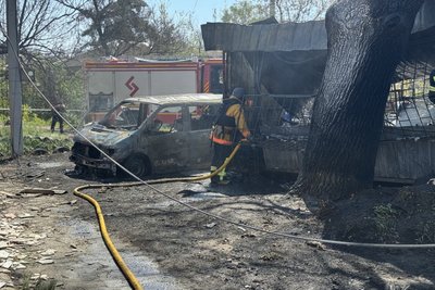 Рятувальник гасить пожежу кіоска в Новобаварському районі Харкова, куди влучив російський БпЛА, 7 травня 2026 року Рятувальник гасить пожежу кіоска в Новобаварському районі Харкова, куди влучив російський БпЛА, 7 травня 2026 року