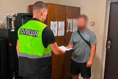 Поліцейський вручає підозру 38-річному жителю Харкова, якого підозрюють у незаконному заволодінні транспортним засобом Поліцейський вручає підозру 38-річному жителю Харкова, якого підозрюють у незаконному заволодінні транспортним засобом