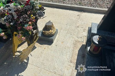 У Сумах пошкодили могили на Алеї Слави та фасад храму У Сумах пошкодили могили на Алеї Слави та фасад храму