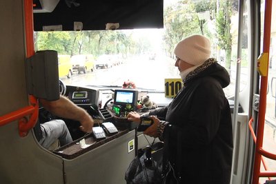 У Житомирі перевізники використовують банківські термінали для оплати проїзду на міських маршрутах