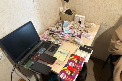 Правоохоронці викрили організовану групу шахраїв, які виманювали гроші у пенісонерів Правоохоронці викрили організовану групу шахраїв, які виманювали гроші у пенісонерів