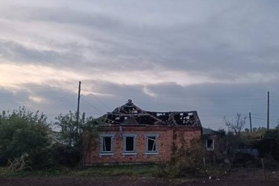 Будинок, який був пошкоджений через російський удар по Ізюму вранці 1 жовтня 2026 року Будинок, який був пошкоджений через російський удар по Ізюму вранці 1 жовтня 2026 року