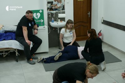 Працівники Суспільне Рівне удосконалили навички домедичної допомоги Працівники Суспільне Рівне удосконалили навички домедичної допомоги
