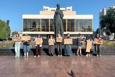 Лучани вийшли на акцію проти відставки Федорова з посади міністра оборони Лучани вийшли на акцію проти відставки Федорова з посади міністра оборони