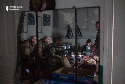 Артилеристи відпочивають за кавою, поки чекають на наказ про постріл