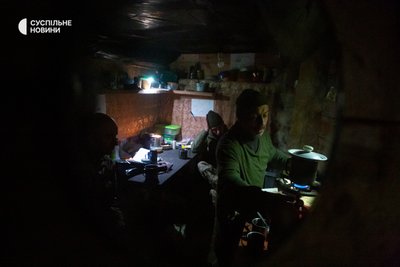 Бійці 24-ї бригади у добре облаштованому бліндажі Бійці 24-ї бригади у добре облаштованому бліндажі