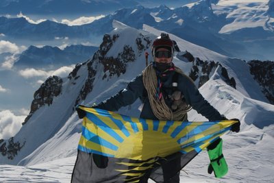 "У пам'ять про загиблого друга": прапор Донецької області замайорів на вершині Альп "У пам'ять про загиблого друга": прапор Донецької області замайорів на вершині Альп