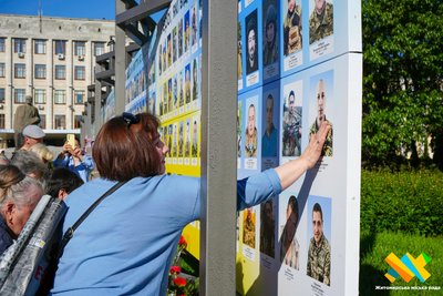 У День Героїв у Житомирі освятили 15 стенд із 60 портретами загиблих за Україну воїнів У День Героїв у Житомирі освятили 15 стенд із 60 портретами загиблих за Україну воїнів