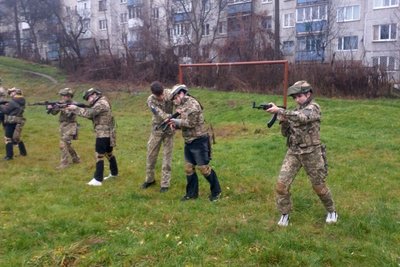 Ветерани-десантники у Житомирі навчали дітей тактиці, основам стрільби та домедичній допомозі Ветерани-десантники у Житомирі навчали дітей тактиці, основам стрільби та домедичній допомозі