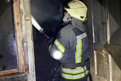 У Житомирі під час гасіння пожежі у приватному будинку виявили тіло людини У Житомирі під час гасіння пожежі у приватному будинку виявили тіло людини