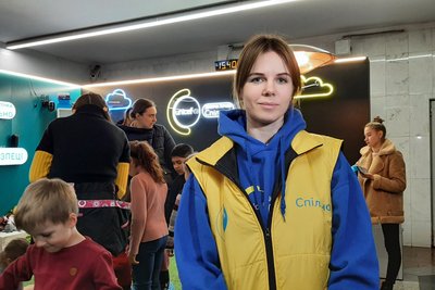 Малювання та терапія з собакою: як у харківській підземці надають психологічну допомогу дітям Малювання та терапія з собакою: як у харківській підземці надають психологічну допомогу дітям