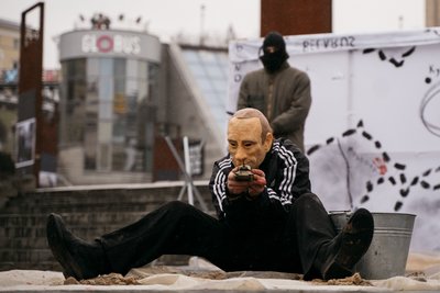 У Києві організували перформанс, присвячений 10-м роковинам російсько-української війни У Києві організували перформанс, присвячений 10-м роковинам російсько-української війни