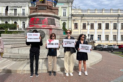 В Одесі біля пам'ятника Катерині II — акція протесту В Одесі біля пам'ятника Катерині II — акція протесту
