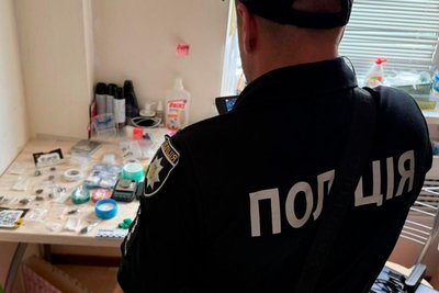 Обшук у естонки, яку затримали в Харкові з мефедроном Обшук у естонки, яку затримали в Харкові з мефедроном