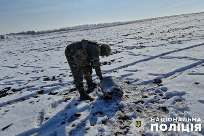 На Сумщині в полі знайшли бойову частину ракети
