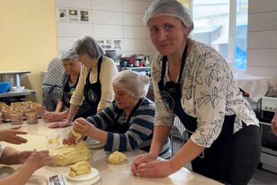 Десятки тисяч булок на фронт спекли при УГЦК на Рівненщині Десятки тисяч булок на фронт спекли при УГЦК на Рівненщині