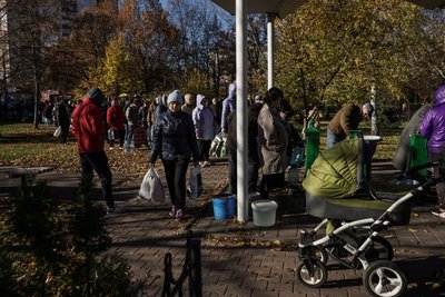 Стратегічний запас води. У Києві біля бюветів утворилися черги Стратегічний запас води. У Києві біля бюветів утворилися черги
