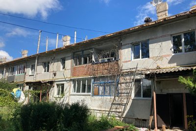 Три двоповерхових будинки відбудовують у деокупованому Старому Салтові: скільки коштує ремонт після обстрілів Три двоповерхових будинки відбудовують у деокупованому Старому Салтові: скільки коштує ремонт після обстрілів