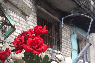 В Ізюмі вшанували пам'ять людей, які загинули під уламками будинку у березні 2022 року В Ізюмі вшанували пам'ять людей, які загинули під уламками будинку у березні 2022 року