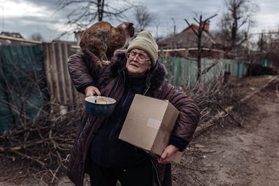Жінка зі своїм котом під час евакуації цивільних у Сіверську на Донеччині, 15 березня 2023 року