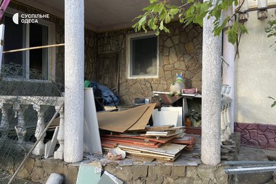 Родина з п'ятьма дітьми відновлює будинок в Дачному на Одещині після ракетного удару Родина з п'ятьма дітьми відновлює будинок в Дачному на Одещині після ракетного удару