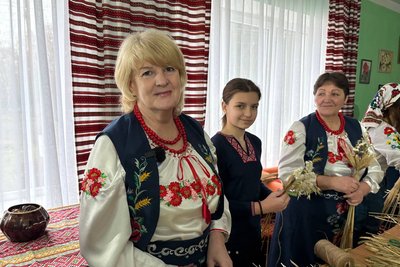"Символ Рідзва" — у громаді на Житомирщині ліцеїстів навчали плести солом'яні дідухи "Символ Рідзва" — у громаді на Житомирщині ліцеїстів навчали плести солом'яні дідухи