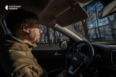 Сергій Дмитрієв за кермом автомобіля у Києві, листопад 2022 року. "Падре" Сергію треба встигнути зробити багато справ до відрядження на південь. Сергій Дмитрієв за кермом автомобіля у Києві, листопад 2022 року. "Падре" Сергію треба встигнути зробити багато справ до відрядження на південь.