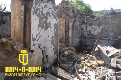 Зруйнована будівля у Новодмитрівці Зруйнована будівля у Новодмитрівці