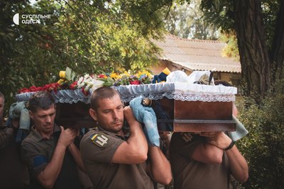 "Він був зразковим військовослужбовцем": під Одесою прощалися із зооволонтером, який загинув на Херсонщині "Він був зразковим військовослужбовцем": під Одесою прощалися із зооволонтером, який загинув на Херсонщині