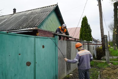 Рік без світла: у Слатиному на Харківщині відновлюють живлення Рік без світла: у Слатиному на Харківщині відновлюють живлення