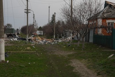 “Поки стіни стоять, є надія повернутись”: як жителі Краснопілля рятують майно під загрозою обстрілів “Поки стіни стоять, є надія повернутись”: як жителі Краснопілля рятують майно під загрозою обстрілів