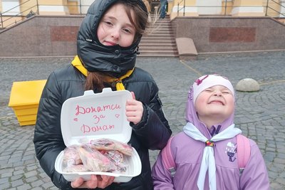 Доньки, волонтерка Вікторія Жуйко-Сабо, Марія, Оксана Доньки, волонтерка Вікторія Жуйко-Сабо, Марія, Оксана