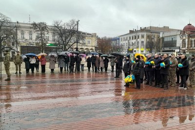 Поклали квіти та виконали гімн України. У Кропивницькому відзначили День Гідності та Свободи Поклали квіти та виконали гімн України. У Кропивницькому відзначили День Гідності та Свободи
