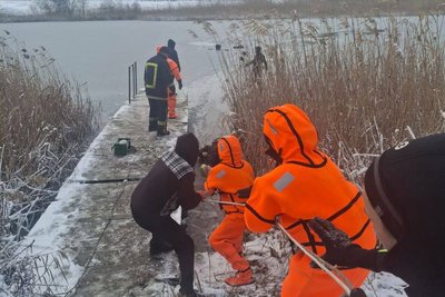 У Криворізькому районі троє чоловіків провалились під кригу: тіло одного виявили водолази У Криворізькому районі троє чоловіків провалились під кригу: тіло одного виявили водолази