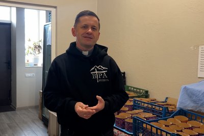 Десятки тисяч булок на фронт спекли при УГЦК на Рівненщині Десятки тисяч булок на фронт спекли при УГЦК на Рівненщині